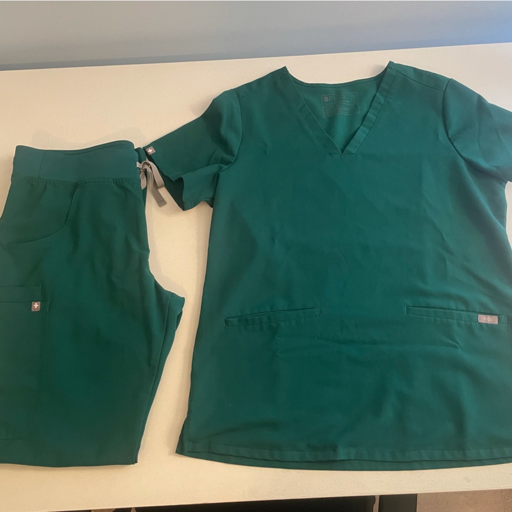 EXCLUSIVE / Figs Hunter Green Medium Scrub Set / Like New Condition!